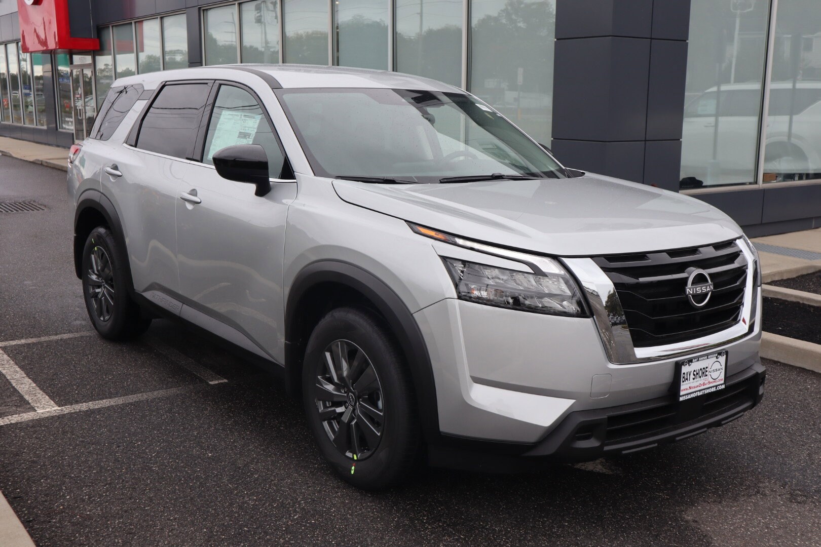 2025 Nissan Pathfinder S photo 2