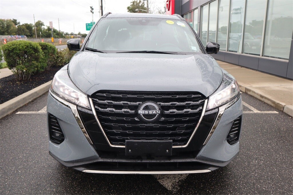 2022 Nissan Kicks SR photo 3