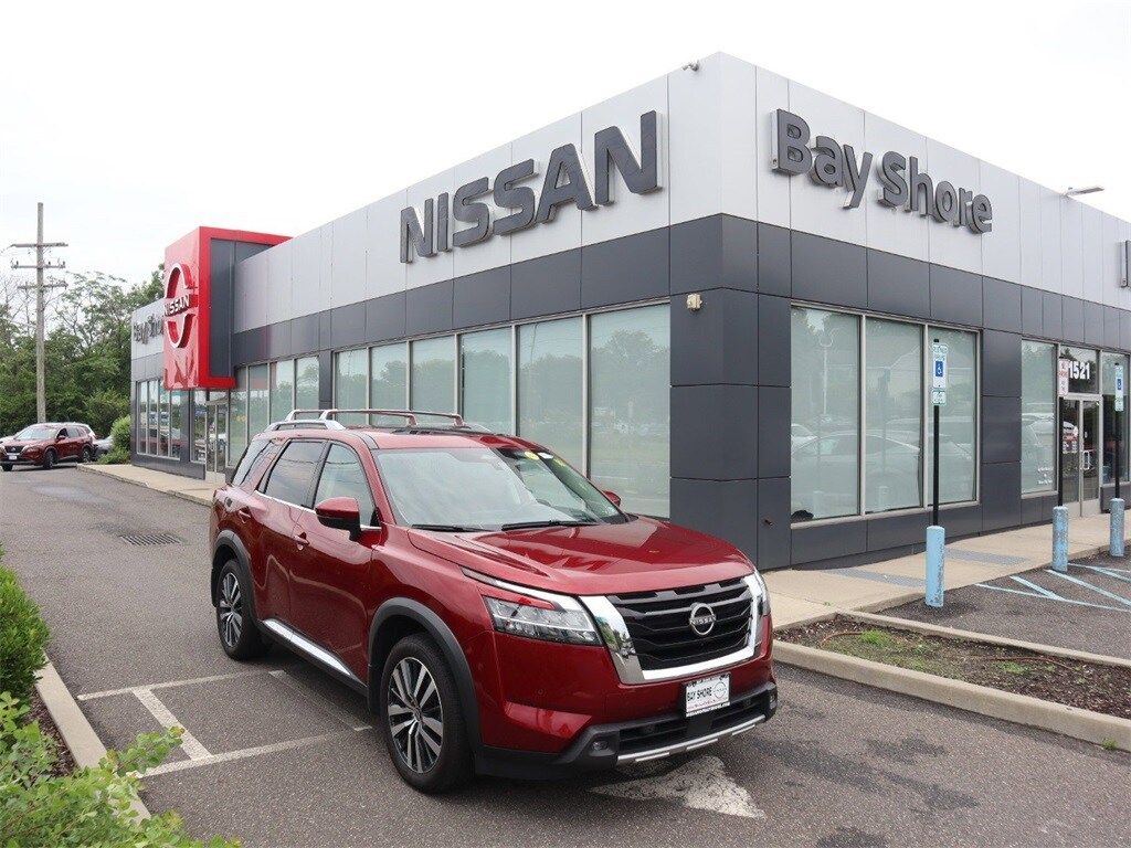 2022 Nissan Pathfinder Platinum photo 2