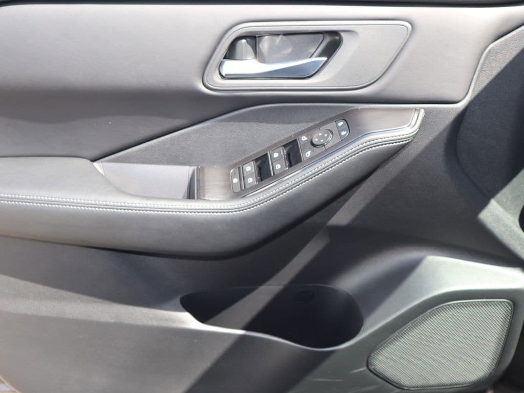 2025 Nissan Rogue SV - Photo 15