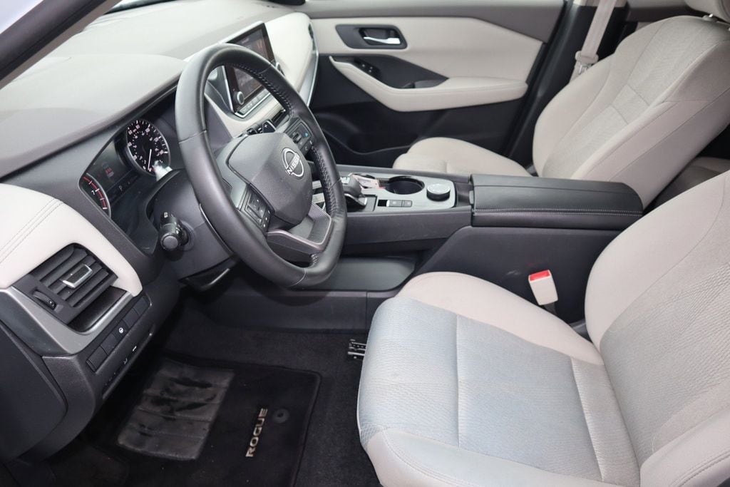 2025 Nissan Rogue SV - Photo 16