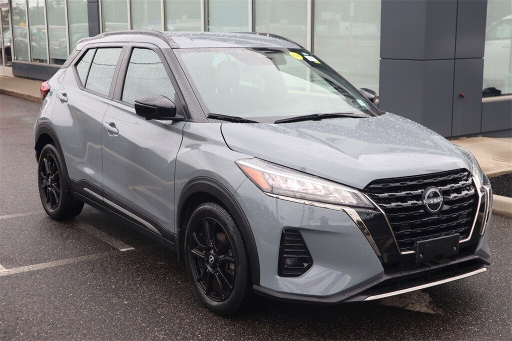 2022 Nissan Kicks SR photo 2