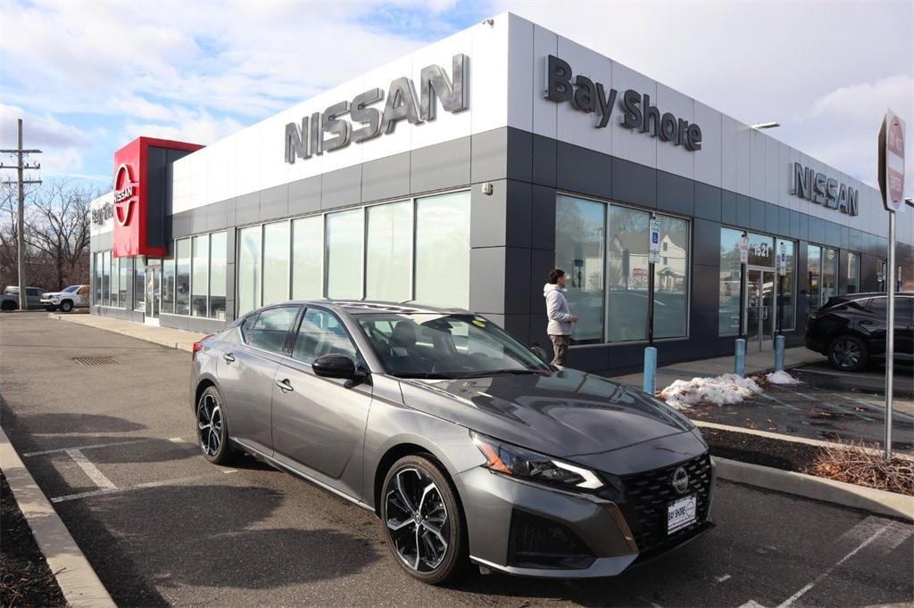 2025 Nissan Altima SR's photo