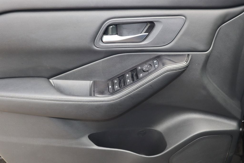 2025 Nissan Rogue SV - Photo 18