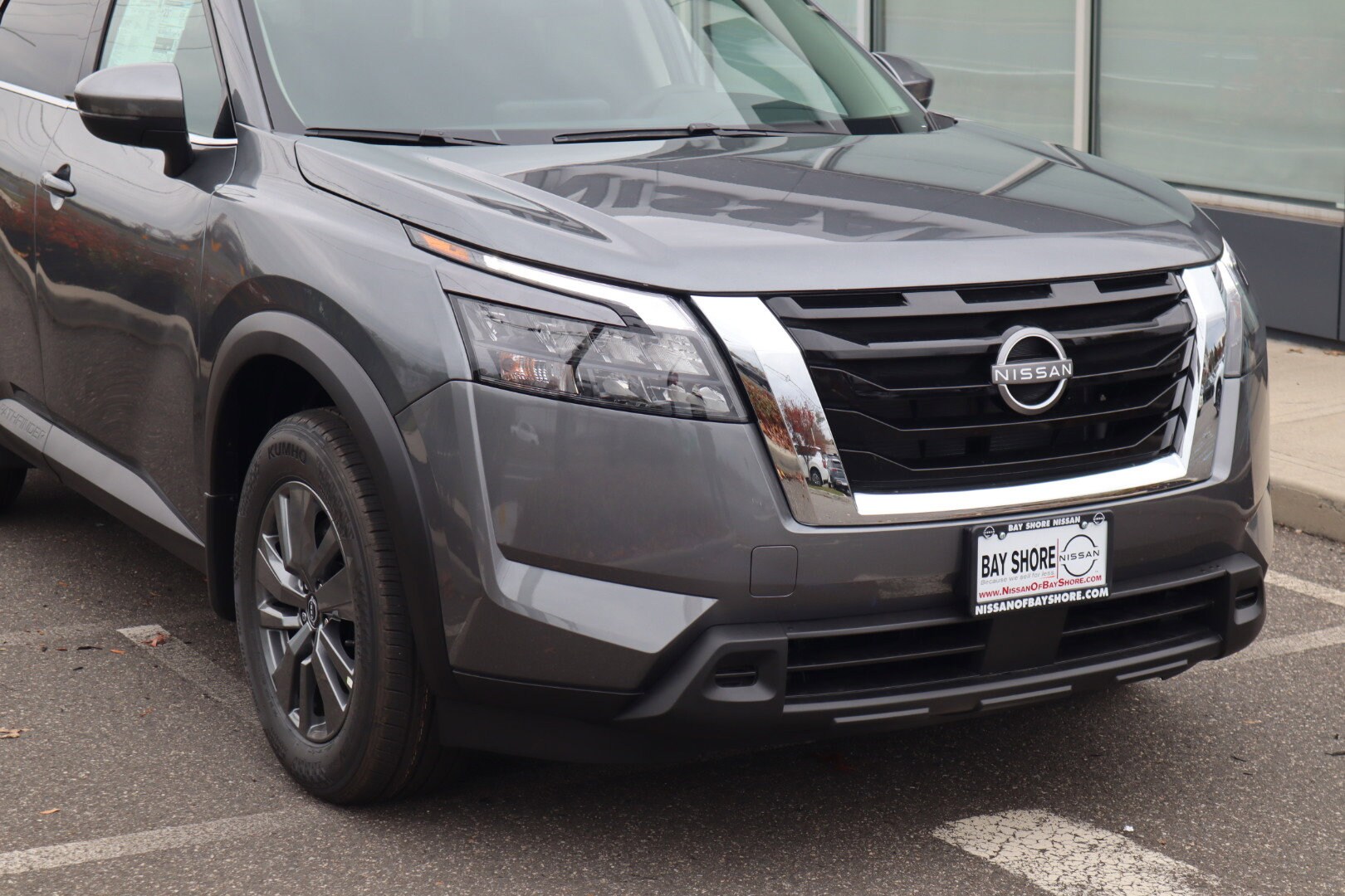 2025 Nissan Pathfinder SV photo 2