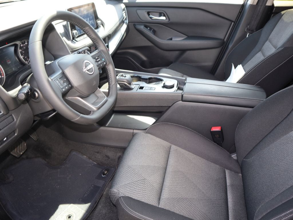 2025 Nissan Rogue SV - Photo 14