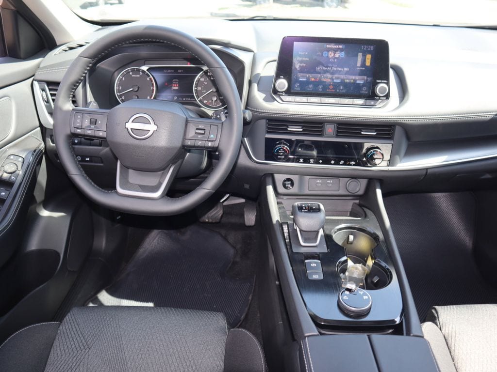 2025 Nissan Rogue SV - Photo 18