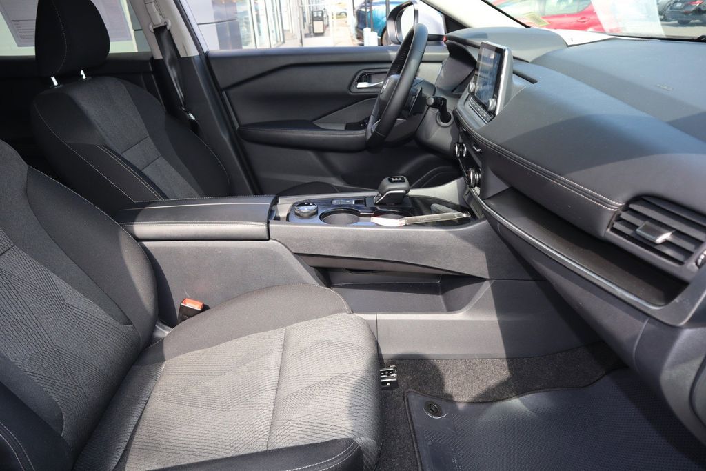 2025 Nissan Rogue SV - Photo 26