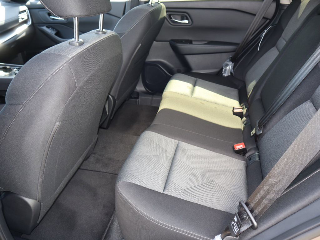 2025 Nissan Rogue SV - Photo 16
