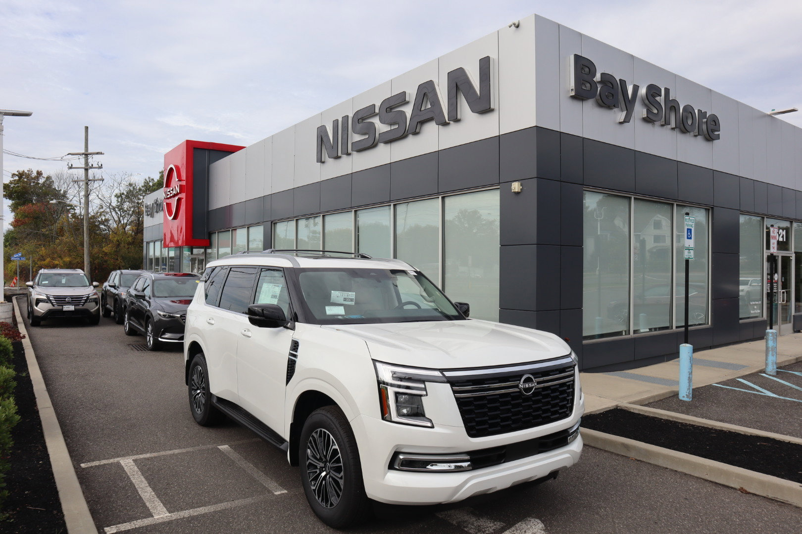 2026 Nissan Armada Platinum's photo