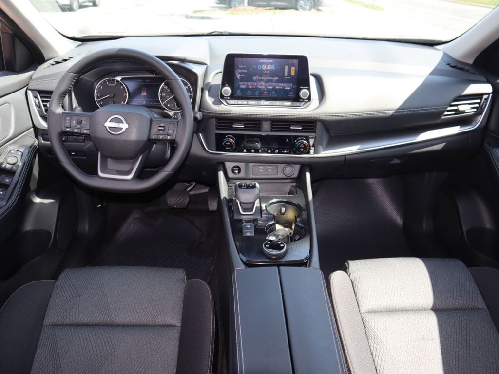 2025 Nissan Rogue SV - Photo 17