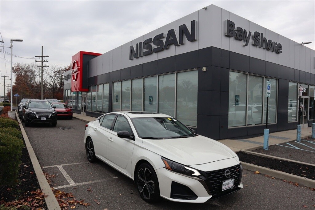 2025 Nissan Altima SR photo 2