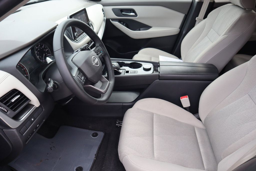 2025 Nissan Rogue SV - Photo 17