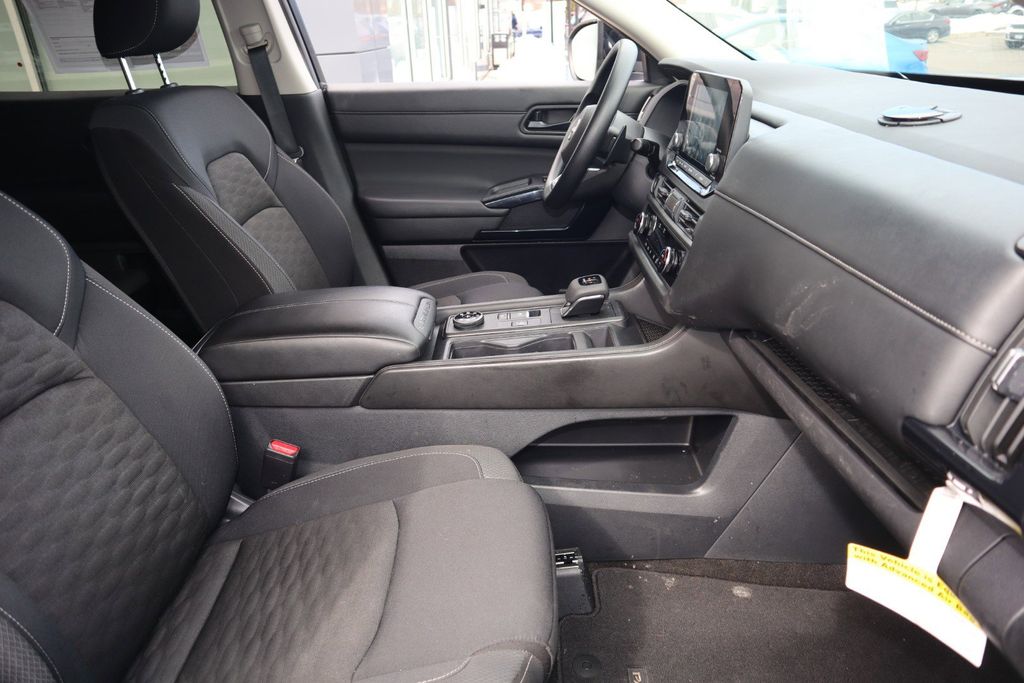 2024 Nissan Pathfinder S - Photo 27