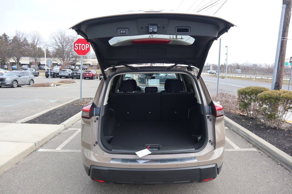 2025 Nissan Rogue SV - Photo 28