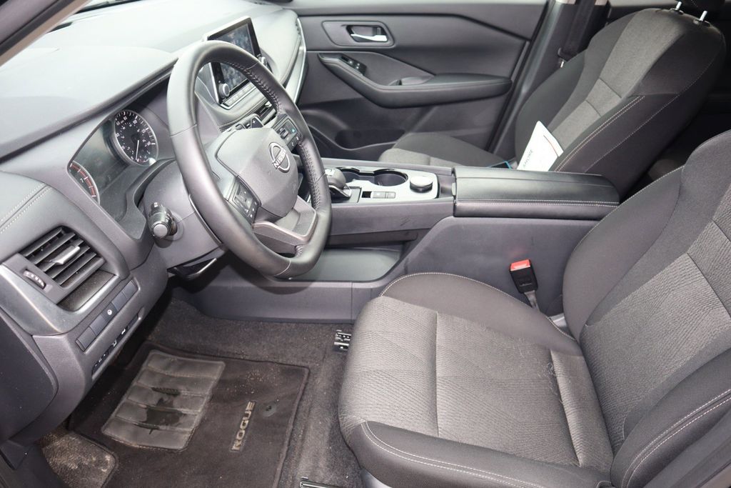 2025 Nissan Rogue SV - Photo 17