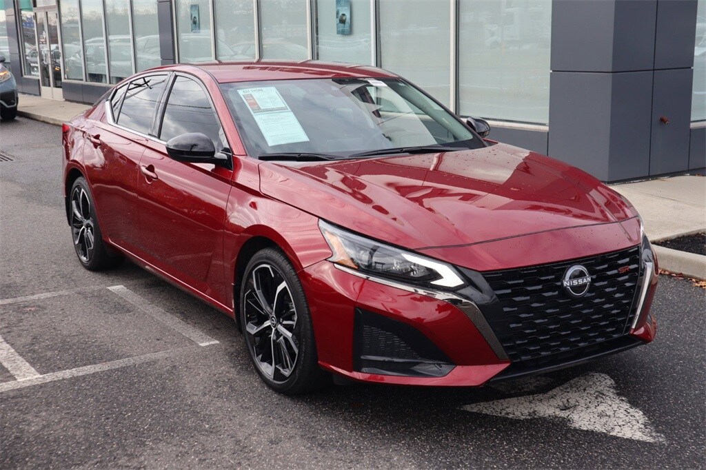 2025 Nissan Altima SR photo 3