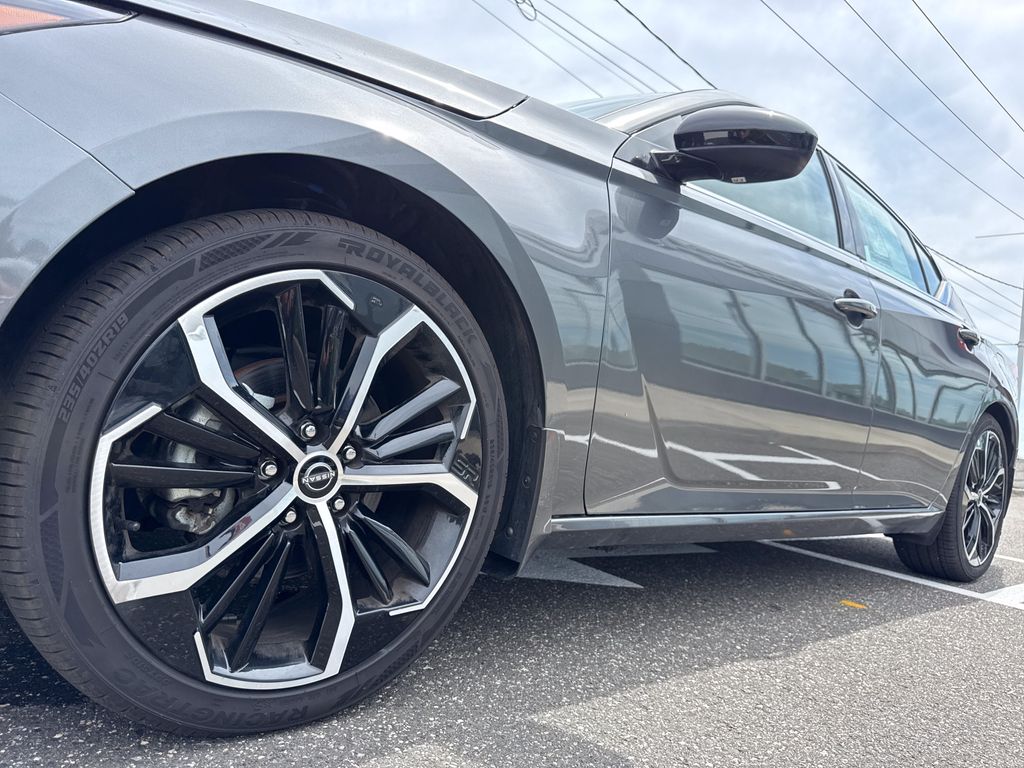 2025 Nissan Altima SR - Photo 10
