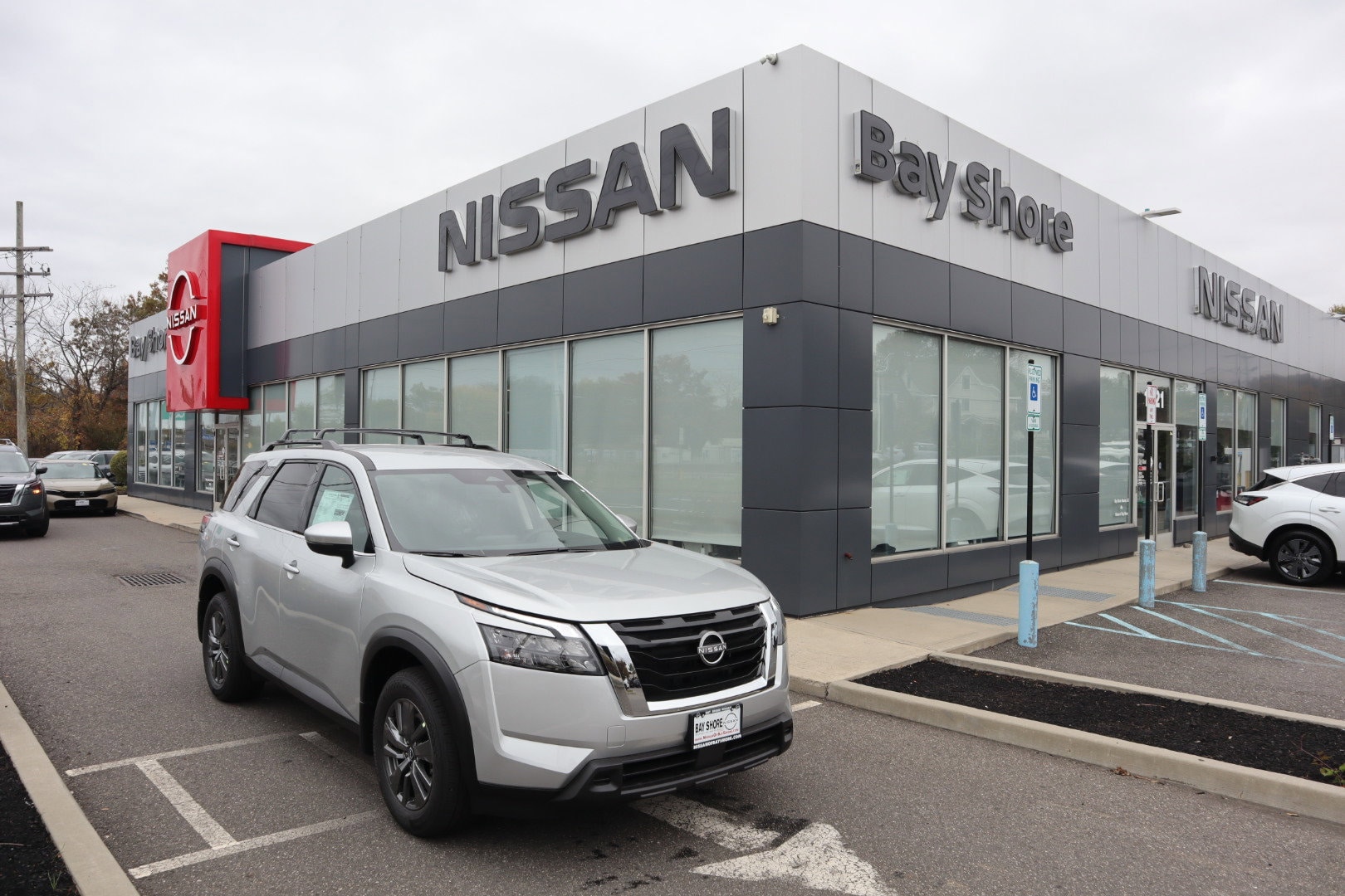 2025 Nissan Pathfinder SV's photo