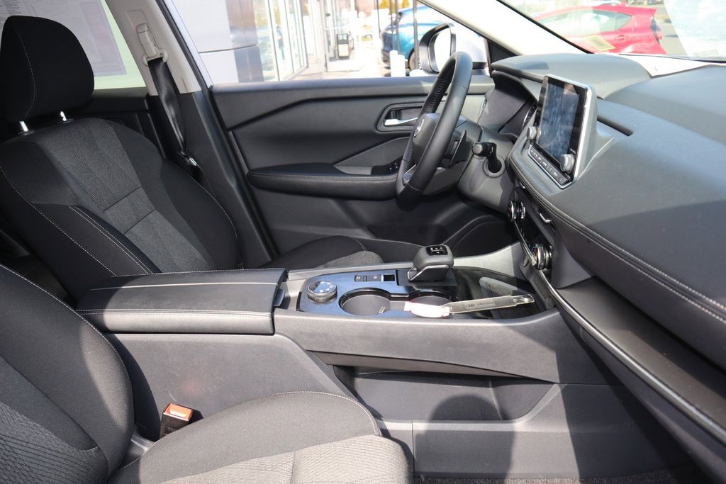 2025 Nissan Rogue SV - Photo 28