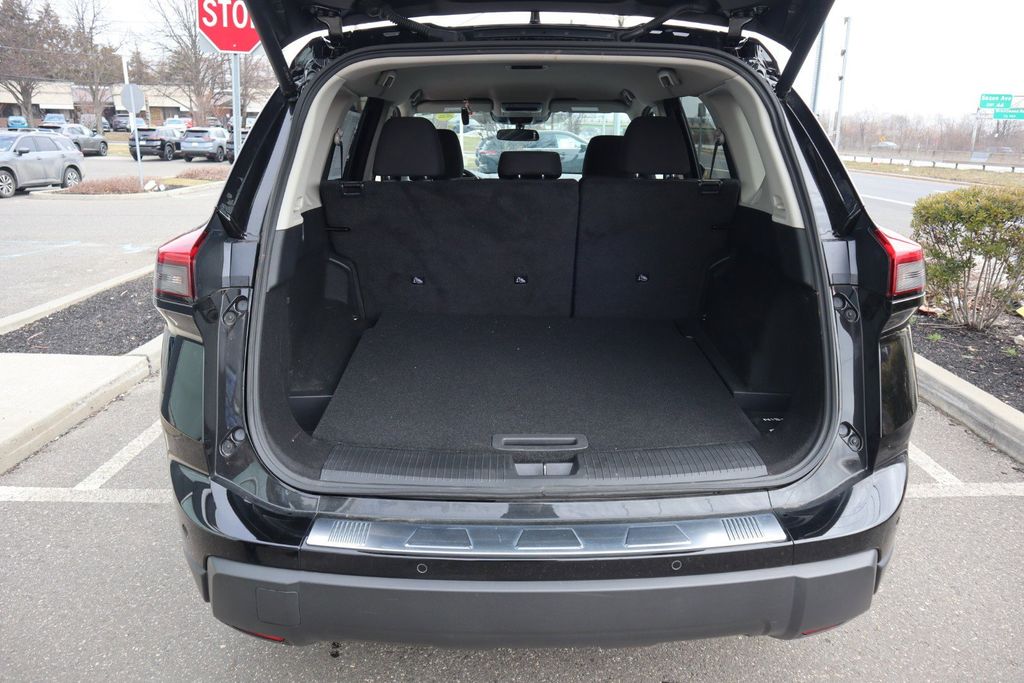 2025 Nissan Rogue SV - Photo 28