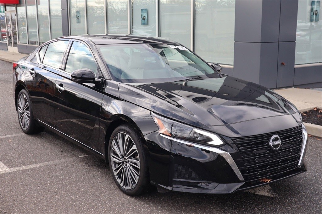 2025 Nissan Altima SL photo 2