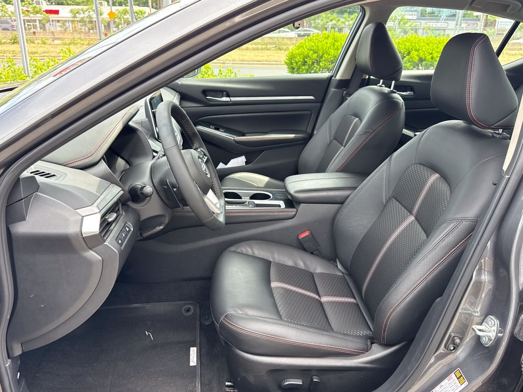 2025 Nissan Altima SR - Photo 17