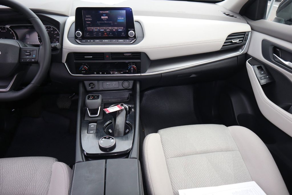 2025 Nissan Rogue SV - Photo 16