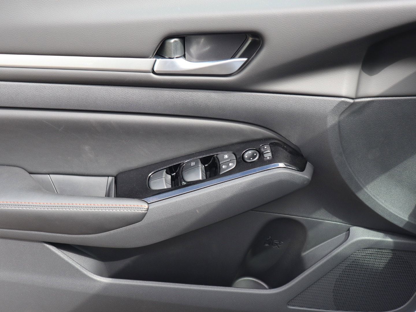 2025 Nissan Altima SR - Photo 15