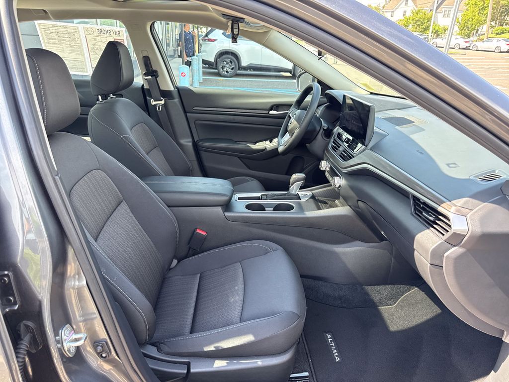 2025 Nissan Altima SV - Photo 28