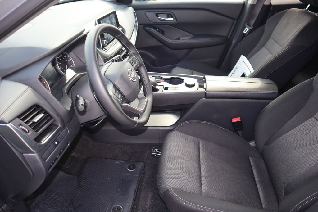 2025 Nissan Rogue SV - Photo 17