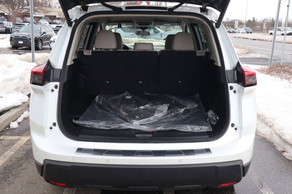 2025 Nissan Rogue SV - Photo 28