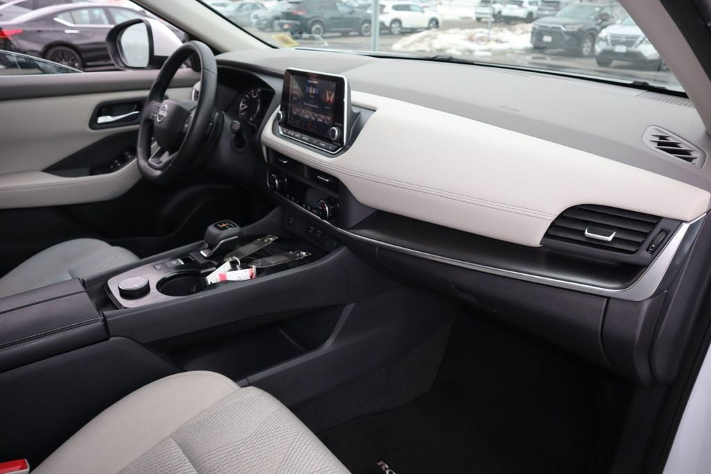2025 Nissan Rogue SV - Photo 25