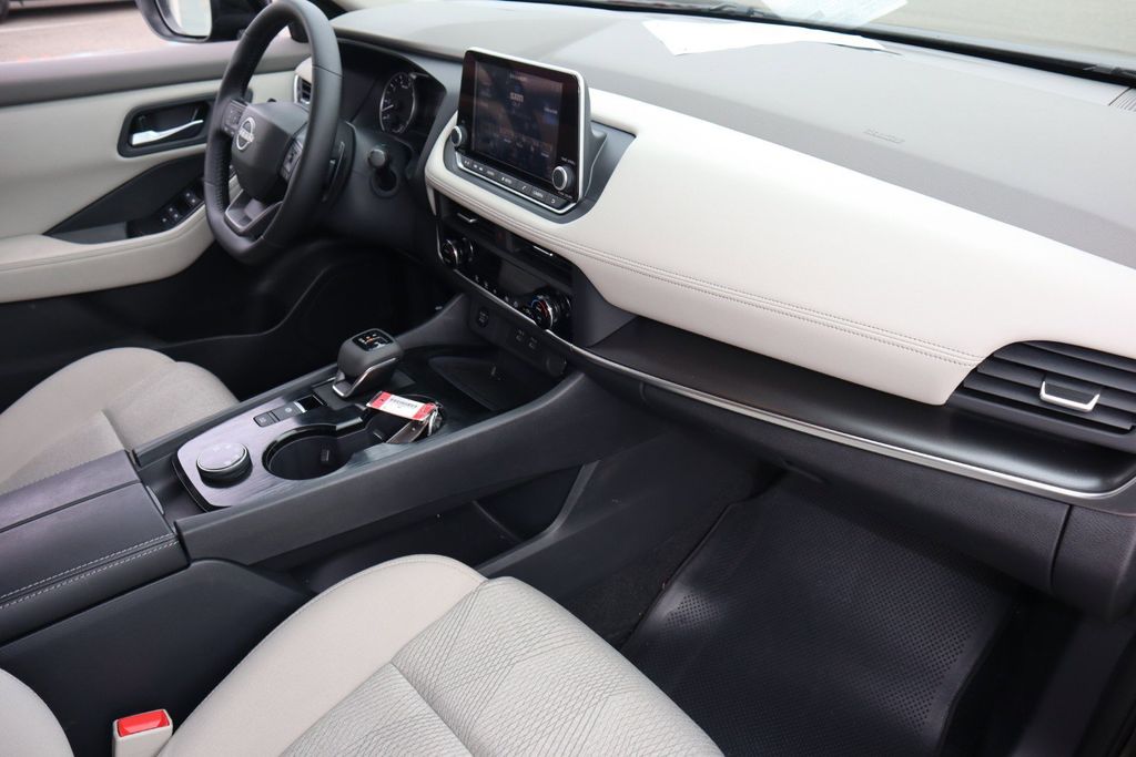 2025 Nissan Rogue SV - Photo 26