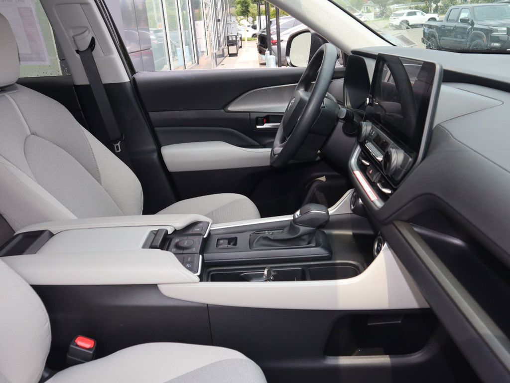 2025 Toyota Grand Highlander LE - Photo 29