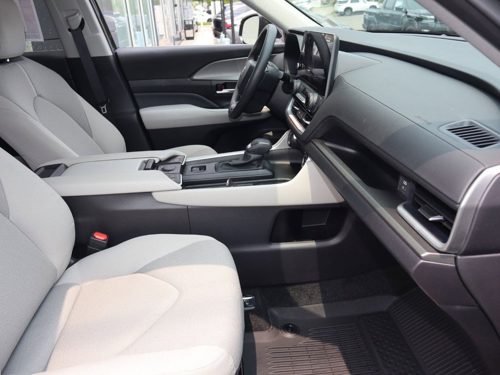 2025 Toyota Grand Highlander LE - Photo 30