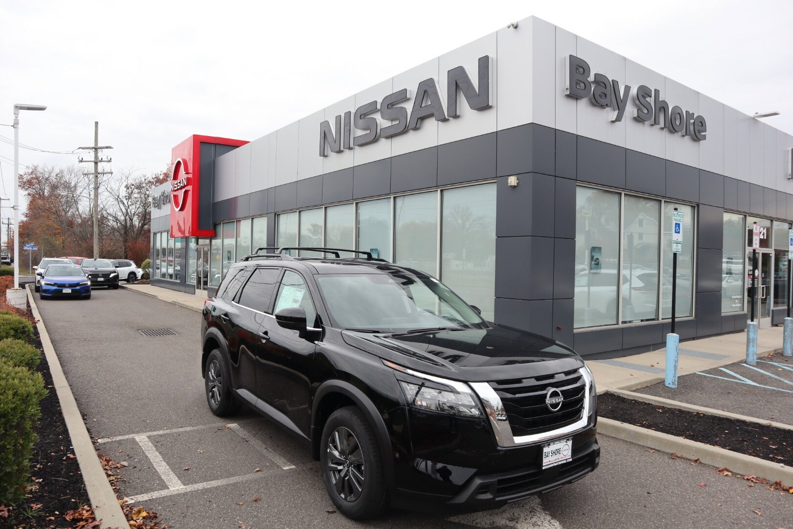 2025 Nissan Pathfinder SV photo 2