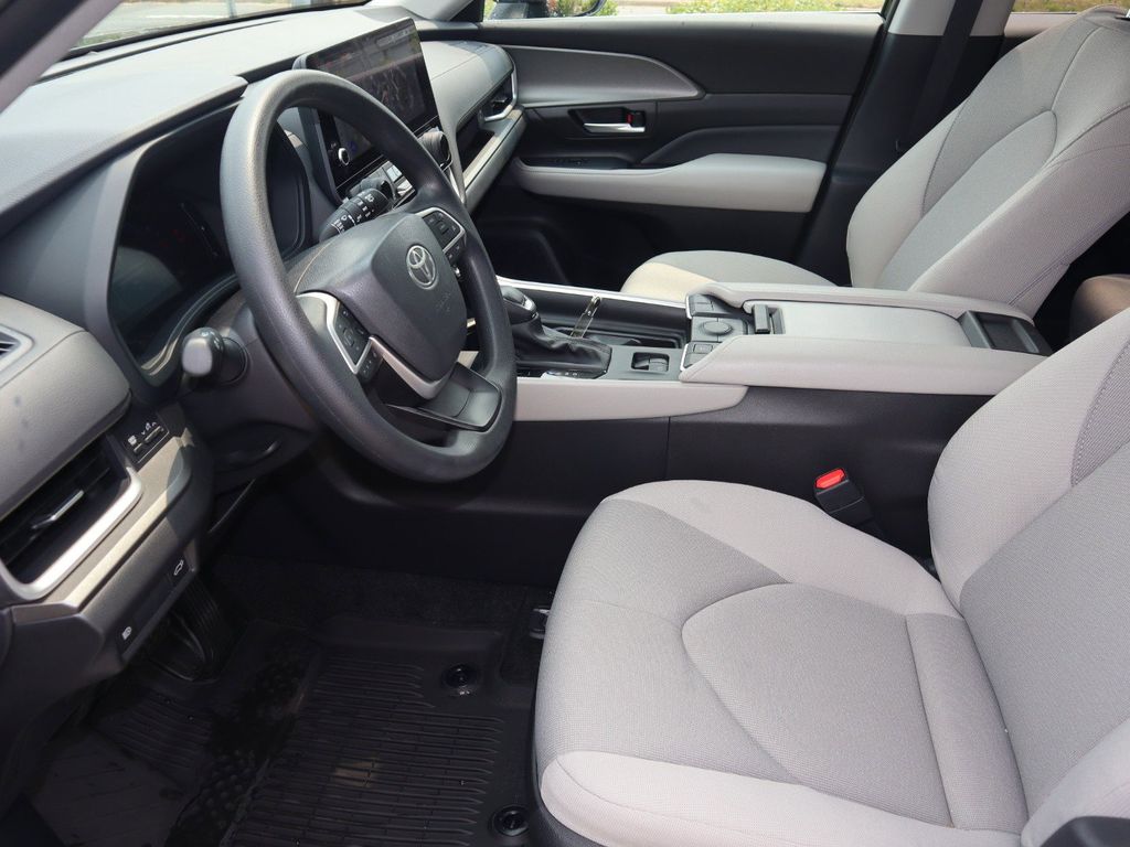 2025 Toyota Grand Highlander LE - Photo 17