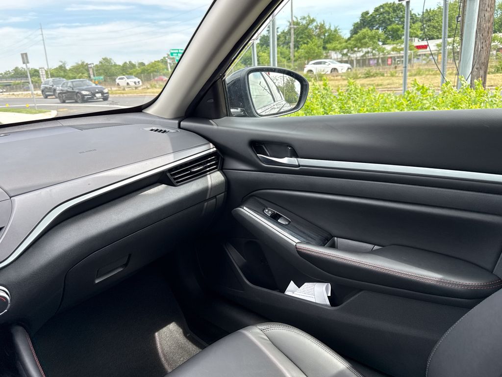 2025 Nissan Altima SR - Photo 16