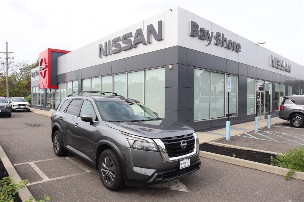 2025 Nissan Pathfinder SV's photo