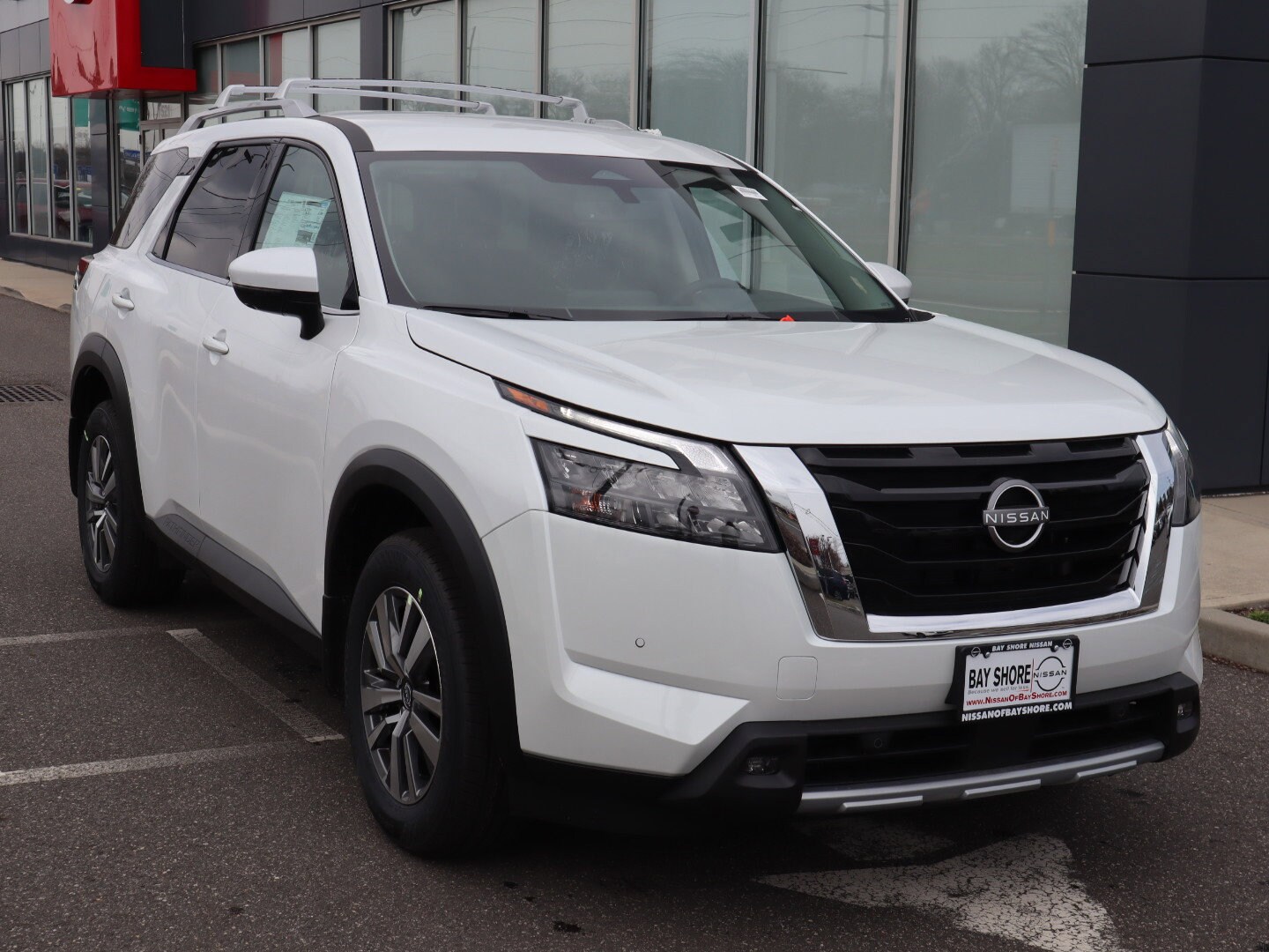 2025 Nissan Pathfinder SL photo 2