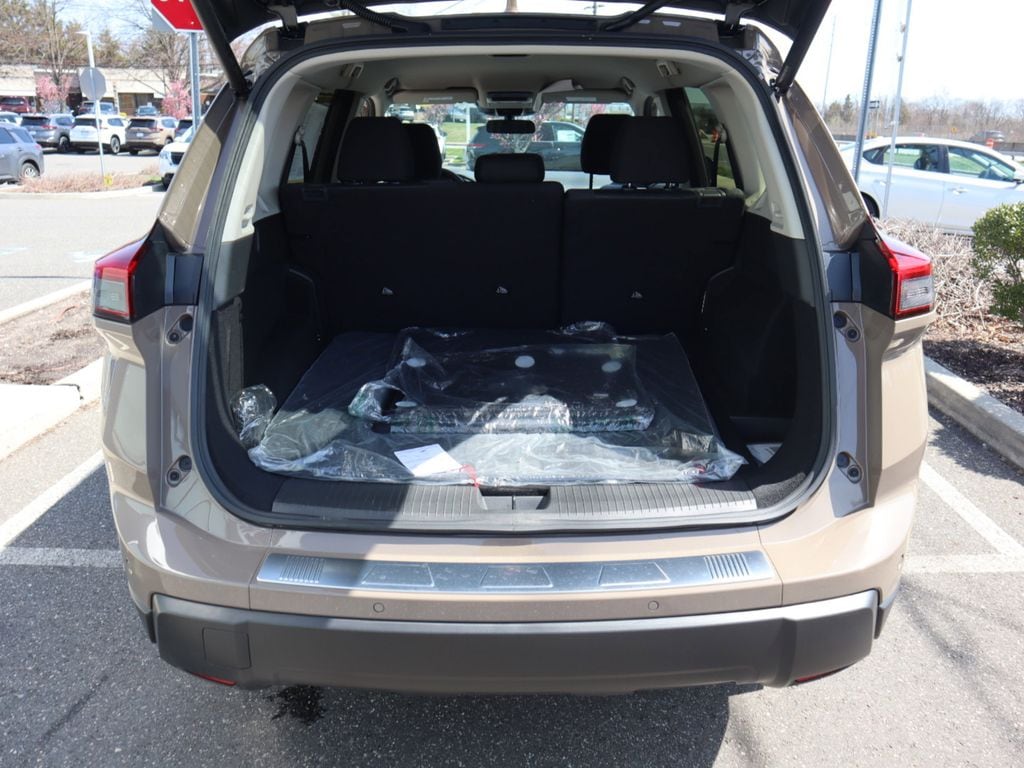 2025 Nissan Rogue SV - Photo 28