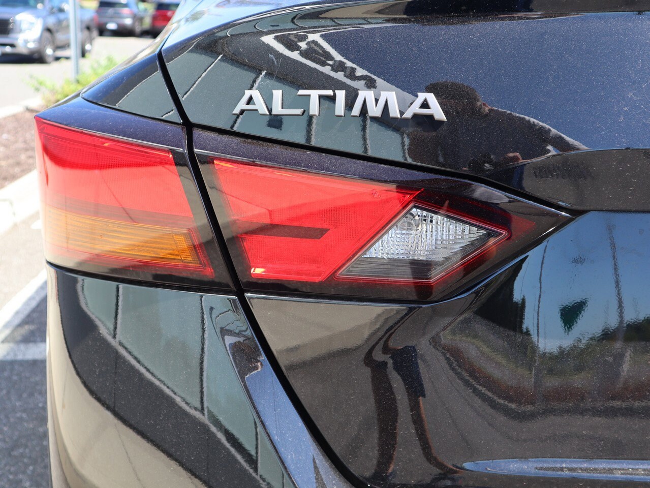 2025 Nissan Altima SR - Photo 10