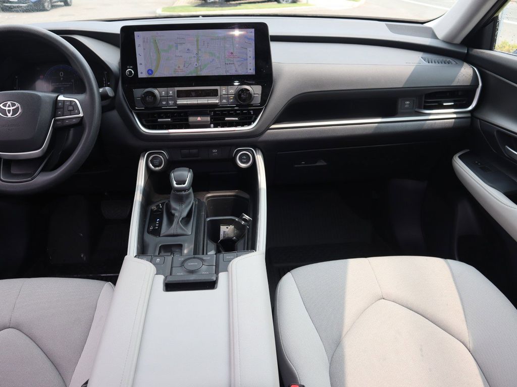 2025 Toyota Grand Highlander LE - Photo 16