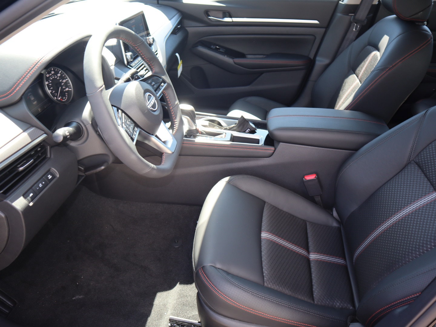 2025 Nissan Altima SR - Photo 13