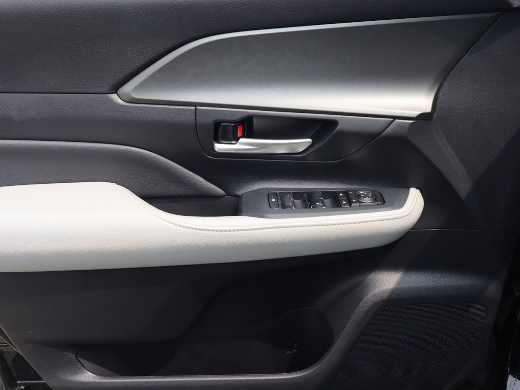 2025 Toyota Grand Highlander LE - Photo 19