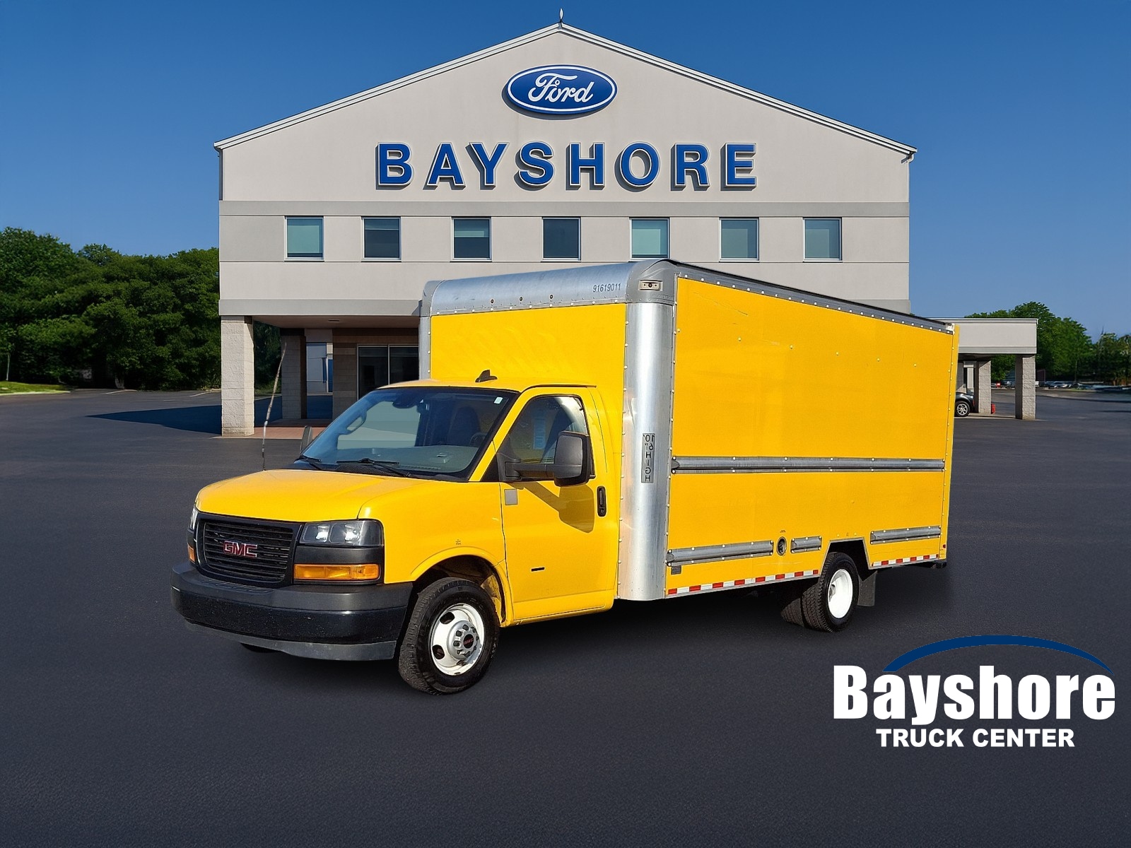 2021 GMC Savana Cutaway Work Van's photo