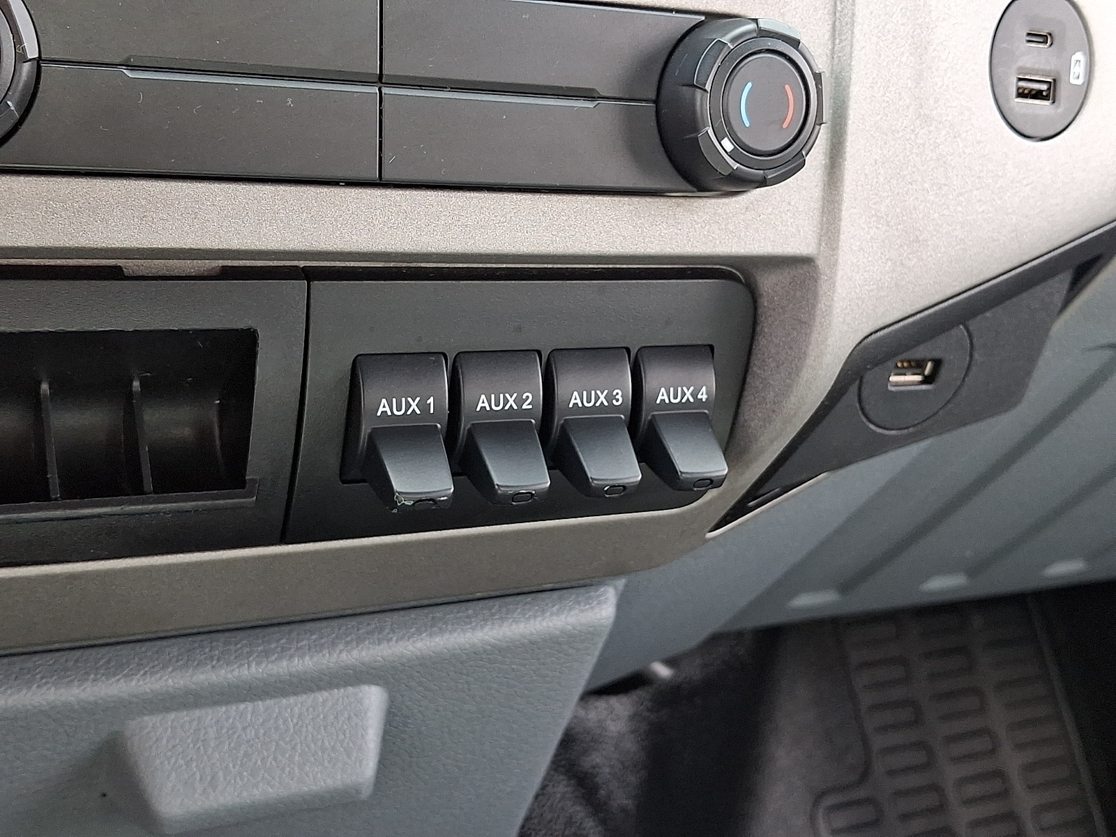 2021 Ford F-650 - Photo 21