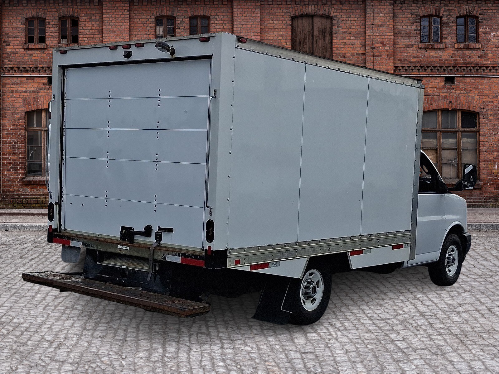 2019 Gmc Savana 3500 Cutaway photo 2