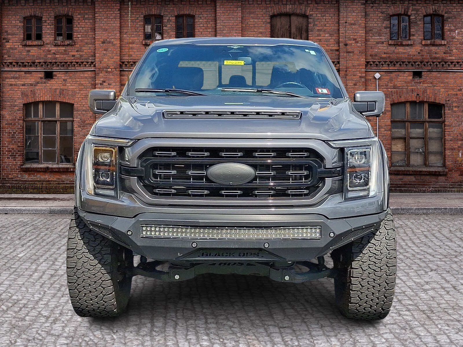 2023 Ford F-150 Lariat photo 2
